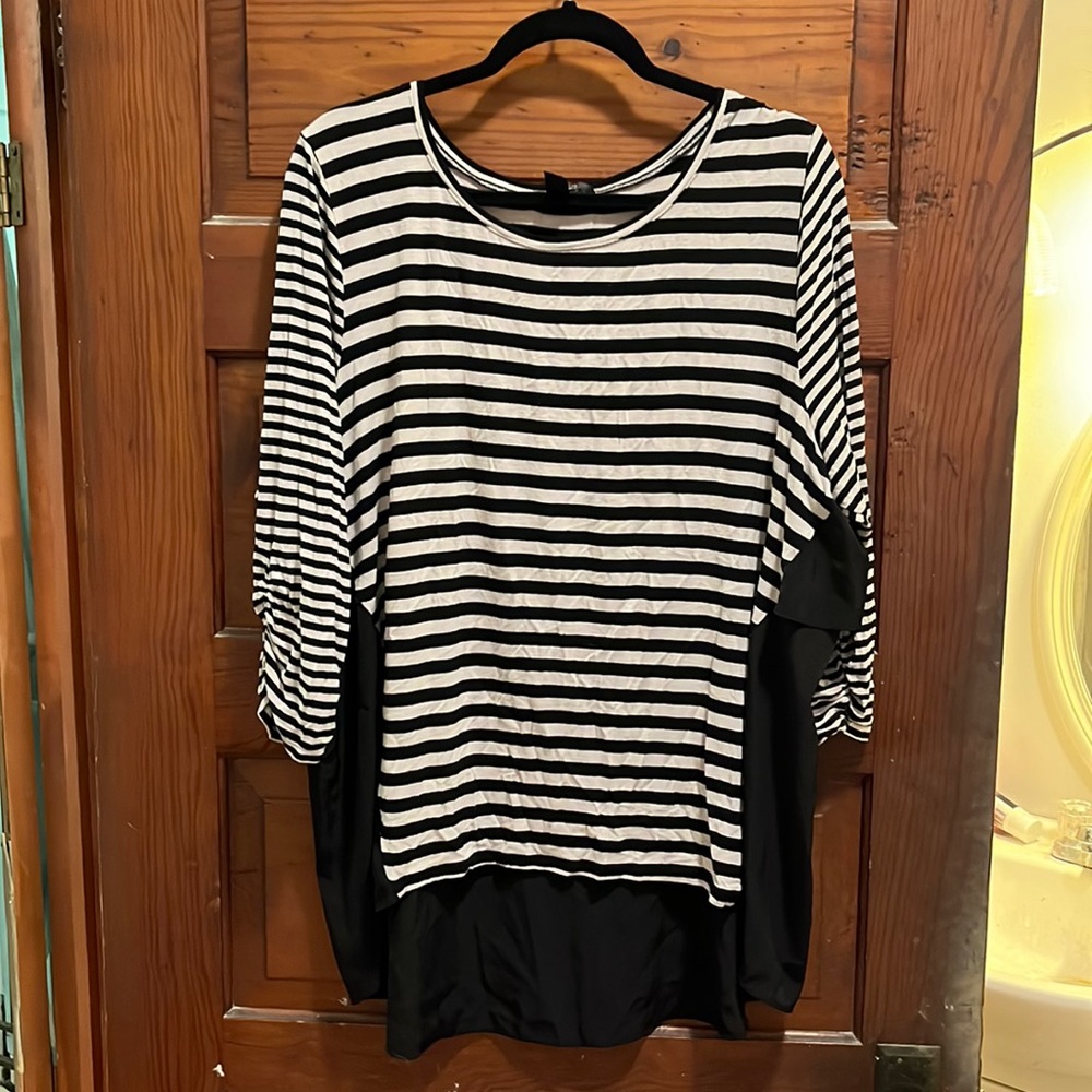 Black and white striped dress top. Mid length sleeves. Size 3xl